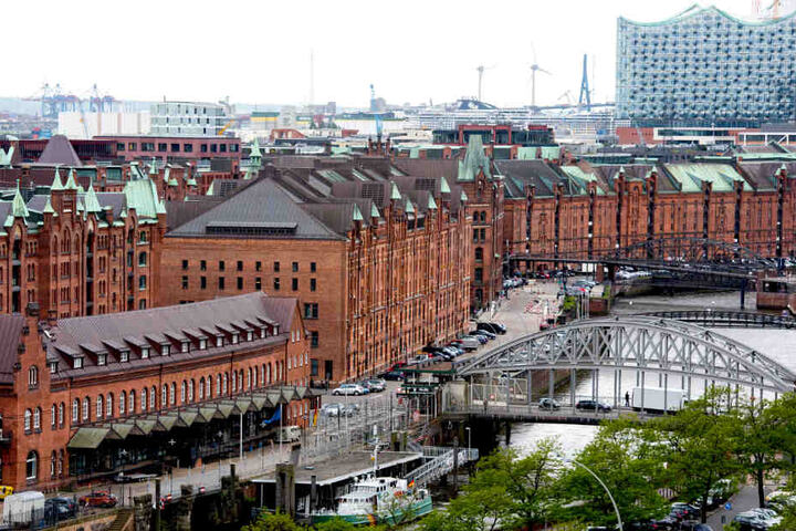 Blick auf die Speicherstadt und die Elbphilharmonie in Hamburg.