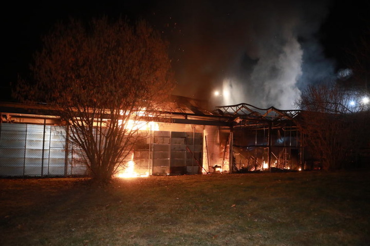 Als die Feuerwehr eintraf, standen Teile des Marktes bereits in Flammen.