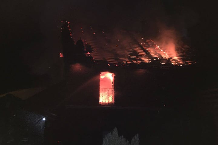 Flammen schlugen aus dem Dach, als die Feuerwehr ankam.