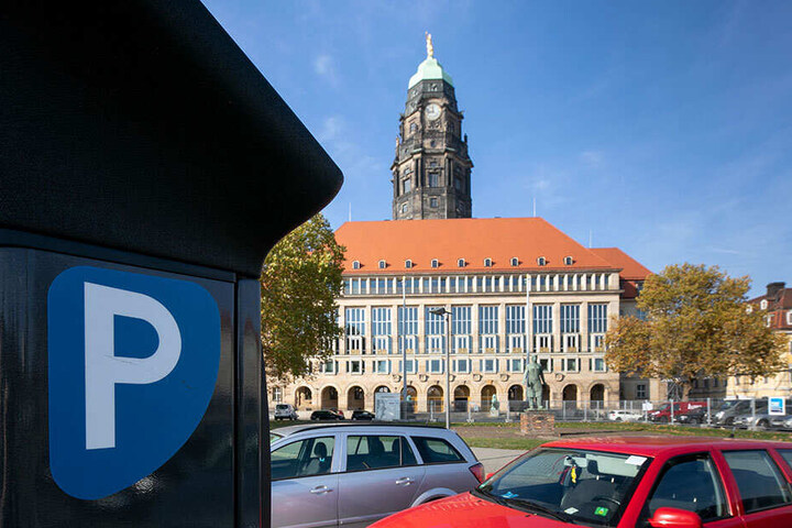 Zukünftig gibt es am Rathaus keine gebührenpflichtigen Parkflächen mehr. Anwohner bekommen mehr Raum.