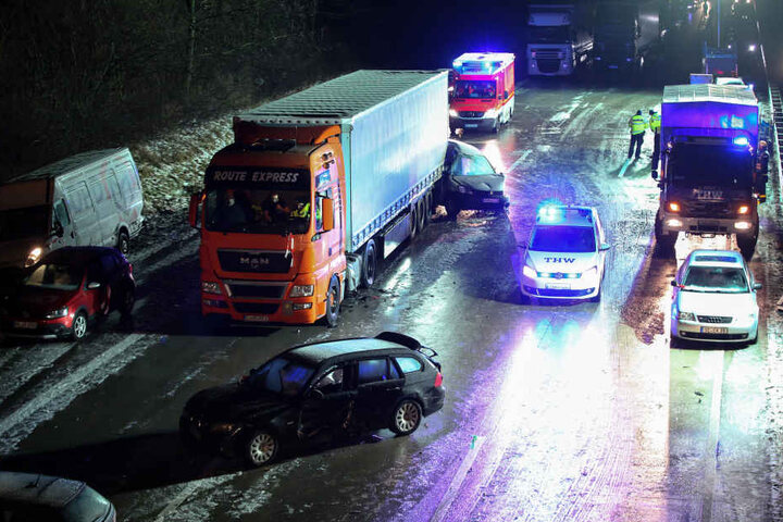 Rund 30 Fahrzeuge waren an dem Unfall beteiligt.