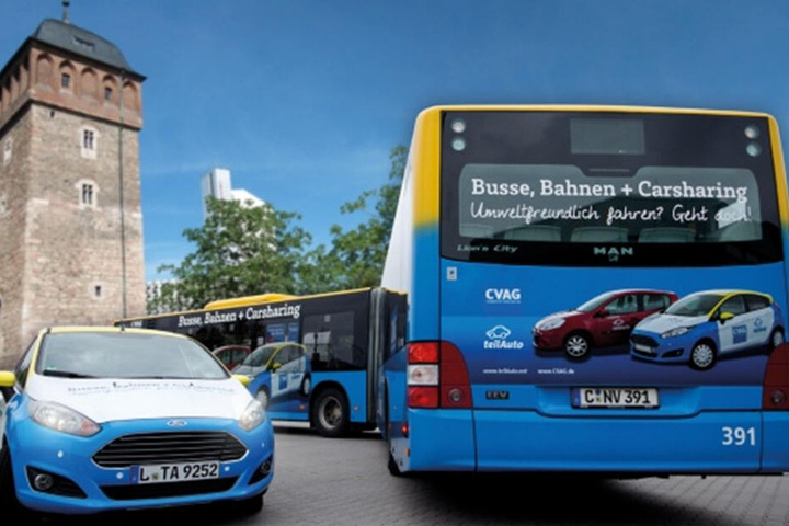 Die CVAG unterstützt die Idee von "teilAuto" und beklebte dafür einen Stadtbus in den Farben des Unternehmens.