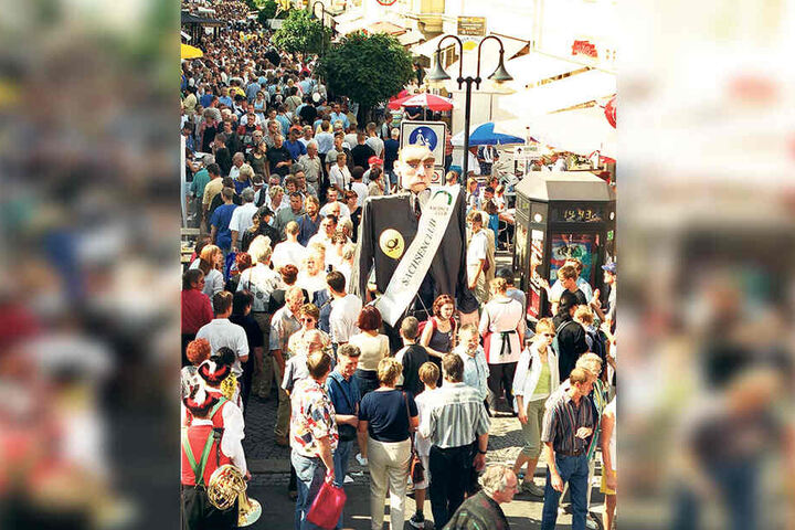 Mit einem großen Umzug, Stars wie Roland Kaiser und einem bunten Programm lockte Riesa vor 20 Jahren fast eine halbe Million Besucher in die Stadt.