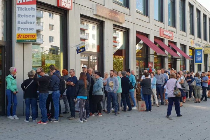 Die Schlange vor dem MOPO-Treffpunkt in Chemnitz war lang.