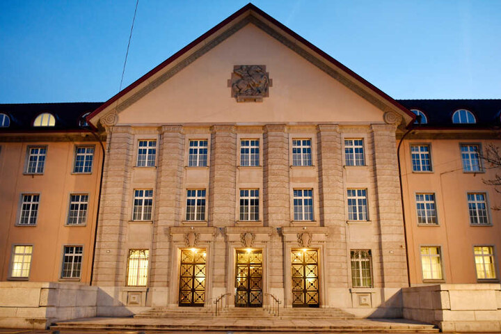 Vor dem Bezirksgericht in Zürich muss sich der Stuttgarter Anwalt verantworten.