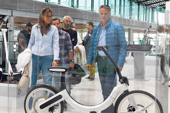 In der Gläsernen Manufaktur gibt’s nicht nur Autos zu sehen, wie Uwe Neuhaus und seine Frau Britta feststellten.