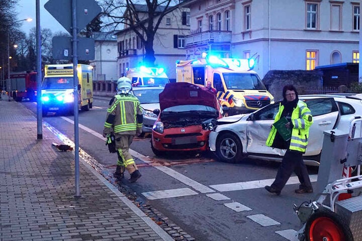 Insgesamt drei Personen wurden verletzt und mussten vom Rettungsdienst behandelt werden.