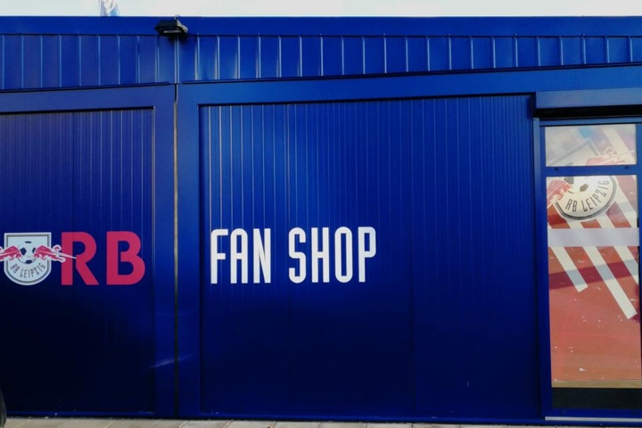 Dieser RB-Fanshop ist am Donnerstag besprüht worden. Am Freitag waren die Spuren bereits beseitigt.