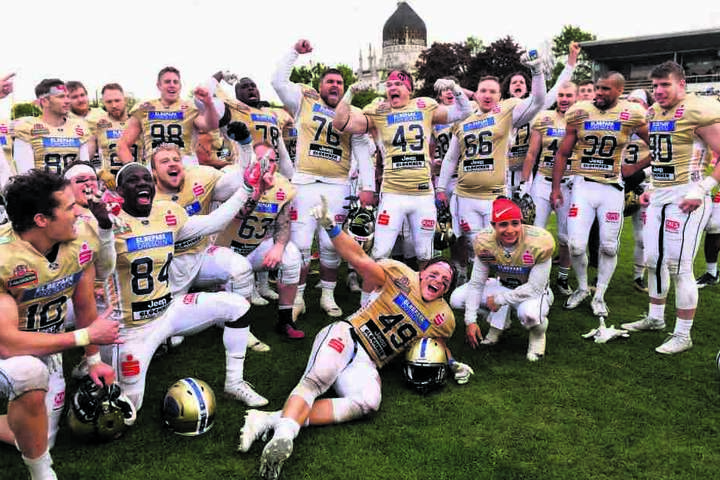 Kollektiver Jubel der Dresden-Monarchs nach dem GFL-Auftaktsieg gegen die überforderten Düsseldorf Panther.