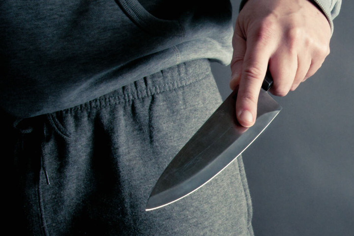 Ein 18-Jähriger soll den zehn Jahre Älteren mit einem Messer attackiert haben (Symbolfoto).