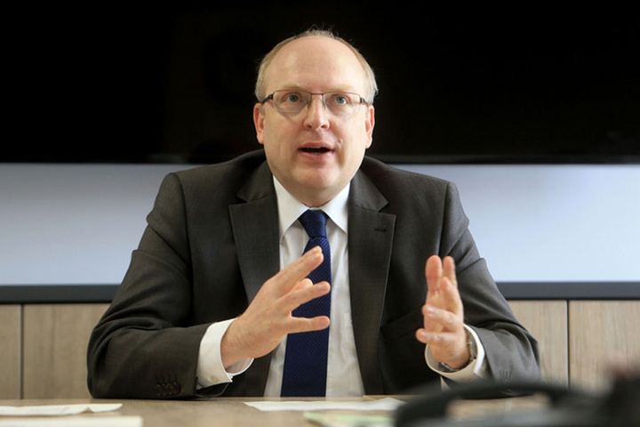 Kämmerer Sven Schulze (46, SPD) will rund 4,5 Millionen Euro für eine neue Zweifeldsporthalle ausgeben.