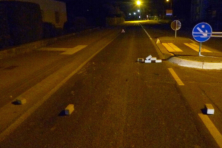 Gegen eine kleine Steinmauer krachte ein 32-jähriger Autofahren, der glücklicherweise unverletzt blieb.