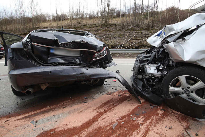 Bei dem Unfall wurde eine Person verletzt. Am Audi wie auch am Mercedes-Benz Vito entstand ein Totalschaden.