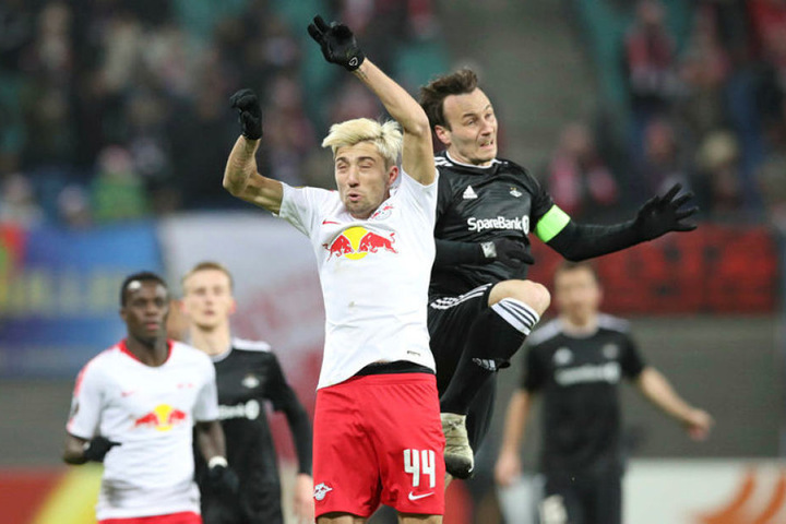 RB Leipzig (hier Kevin Kampl gegen Mike Jensen) kämpfte gegen den norwegischen Doublesieger Rosenborg Trondheim vergeblich.