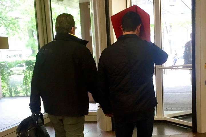 Der Müllwagenfahrer (rechts) verlässt das Amtsgericht zusammen mit seinem Anwalt (links).
