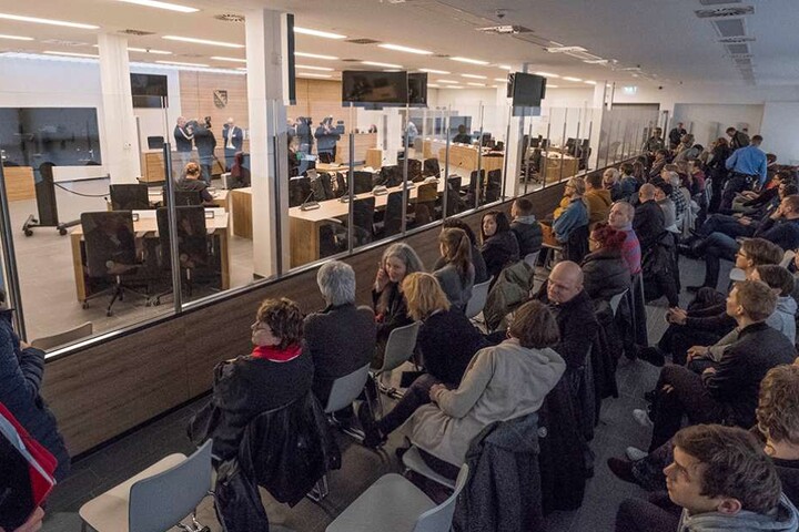 Voll besetzt war der Zuschauerraum. Vor allem die Presse verfolgte den Prozessauftakt genau.