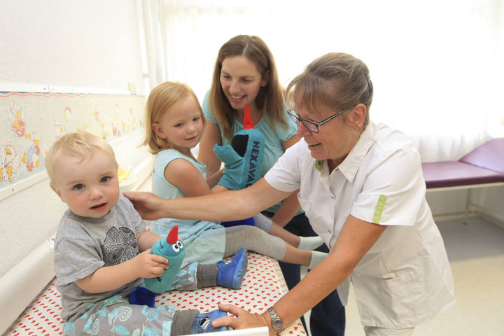Schwester Gabi Neudel (60, r.) bei der Kindervorsorgeuntersuchung von Maximilian (1, l.) und Katharina Wehr (3). Mutter Stefanie bedauert die bevorstehende Schließung sehr.