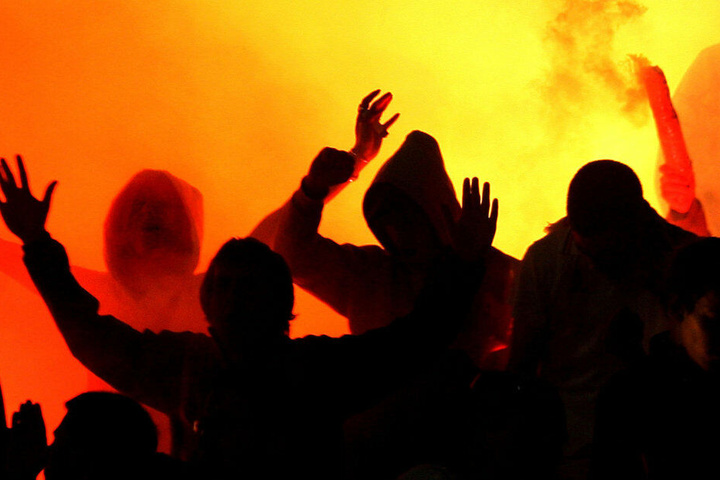 Etwa 40 Hooligans lieferten sich eine Prügelei. (Symbolbild)