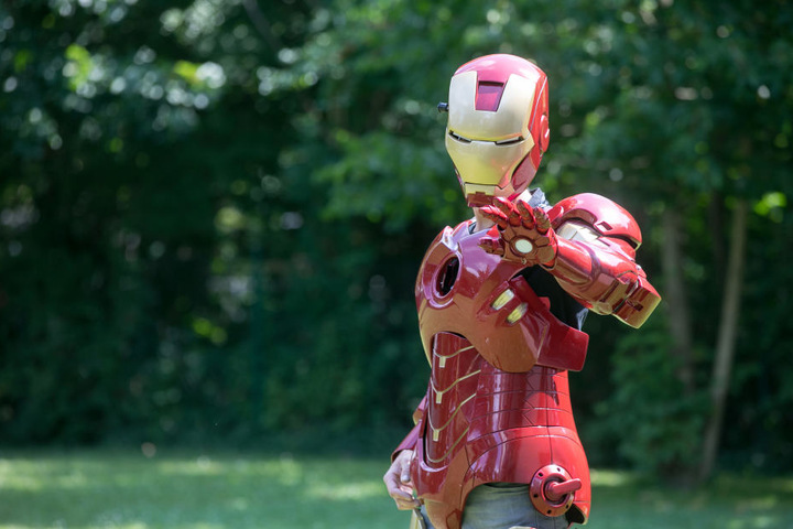 Täuschend echt, sieht der selbstgebaute Iron-Man-Anzug vom Dresdner Karosseriebauer aus.
