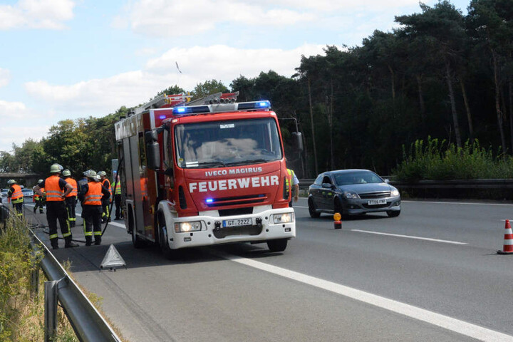 Mit rund 4000 Litern Wasser sorgte die Feuerwehr weiteren Grasbränden vor