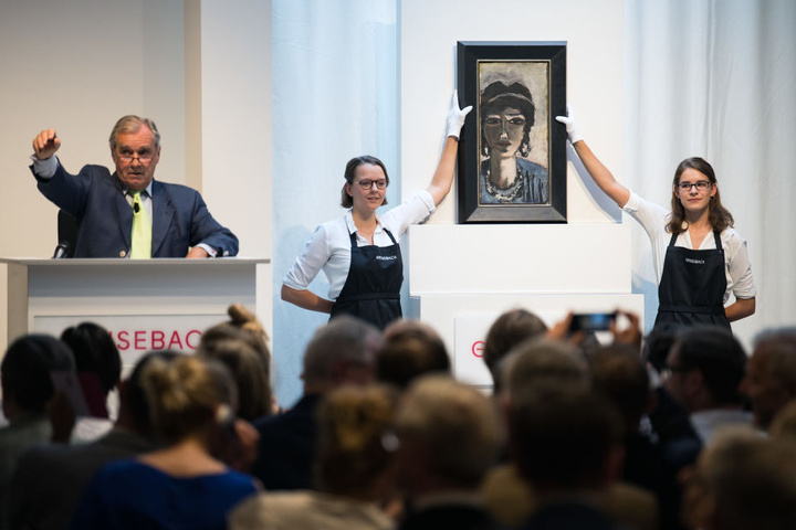 Der Sekretär wird für einen wohltätigen Zweck versteigert (Symbolbild).