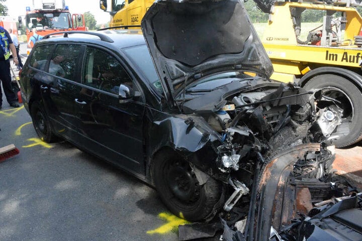Auch der VW Passat musste mit einem Totalschaden abgeschleppt werden.