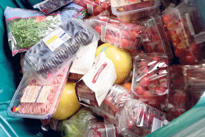 Schlimm: Nicht nur gut erhaltene Tomaten landeten in der Abfalltonne des Supermarktes.