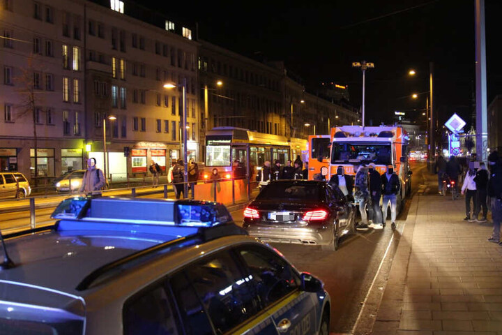 Der schwarze Mercedes nahm den Passanten mehrere Meter auf der Motorhaube mit, bevor er seine Fahrt stoppte.