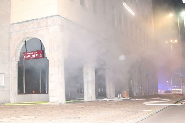 Aus dem Restaurant "Haus Berlin" entwickelte ein Feuer im Thekenbereich riesige Rauchschwaden.
