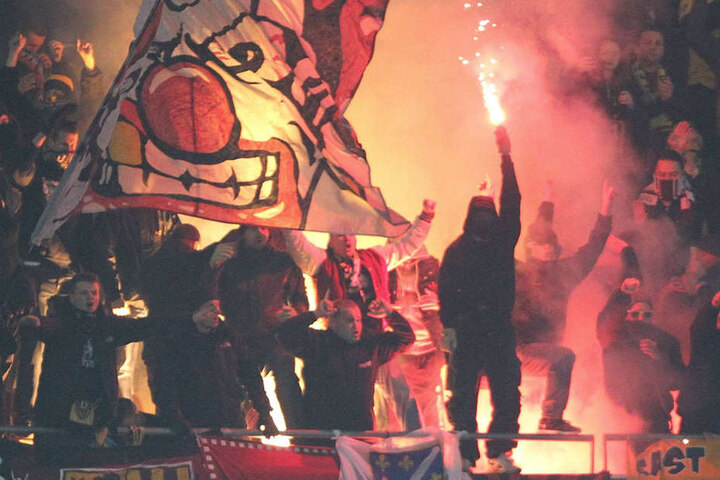Am 31. Oktober 2012 brannte es im Dynamo-Fanblock in Hannover lichterloh. Jetzt flackert die Angst vor den Schwarz-Gelben bei den Niedersachsen wieder auf.