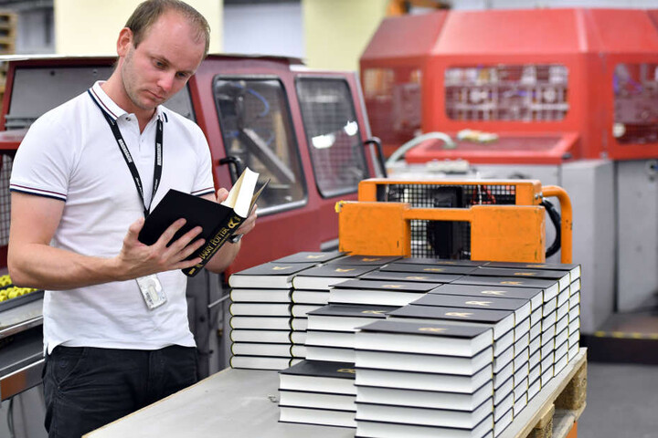 Ein kurzer Blick ist erlaubt: Schichtleiter Christian Locher mit dem Buch "Harry Potter und das verwunschene Kind".