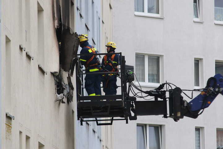 Experten des THW untersuchen die Wohnung von außen.
