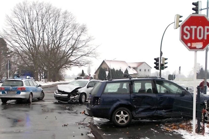 Der Passat wurde durch den Crash in einen Zaun geschleudert.