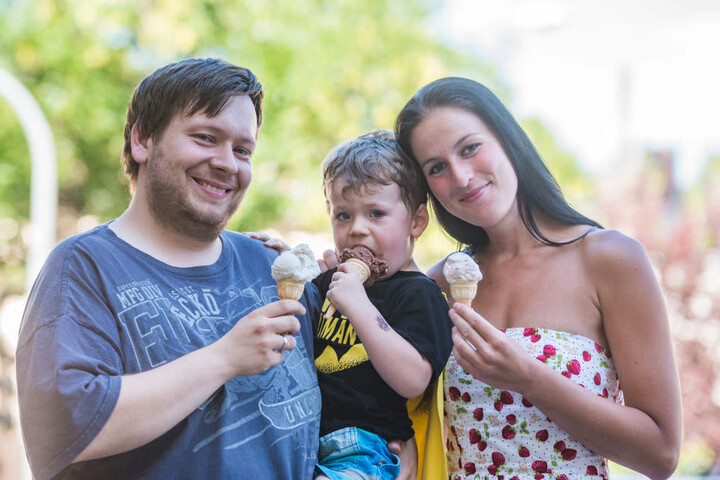 Vorerst gute Aussichten: Der kleine Jonas (3), Josefine (27) und Papa
Christian (30) lassen sich zur Abkühlung ein Eis schmecken.