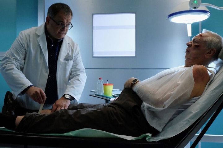 Hans-Peter Brenner (l.) kümmert sich um seinen Patienten Heinrich Fuchs, der fürchtet, Multiple Sklerose zu haben. Nicht nur der Rentner hat nun Angst vor dem einsamen Altern, auch beim Arzt kommen unschöne Gedanken auf.