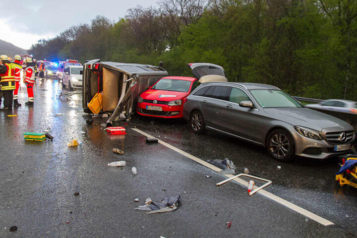 Mehrere Autos wurden durch einen Bus ineinander geschoben.