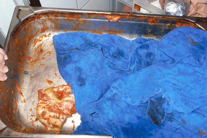 Diese Lasagne wurde mit dreckigem Tischtuch anstatt mit Frischhaltefolie abgedeckt.
