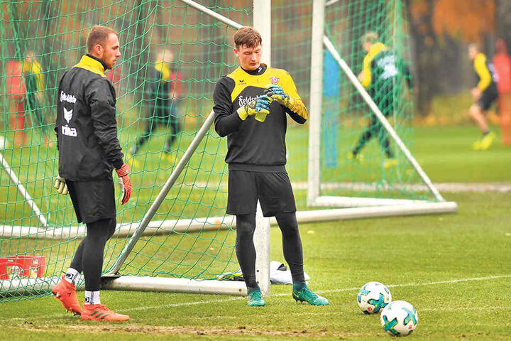 Markus Schubert (r.) und der aktuell verletzte Dynamo-Stammkeeper Marvin Schwäbe beim Training. Das Duo versteht sich gut.