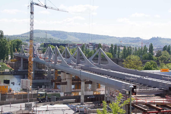 Die Neckarbrücke soll bis 2020 fertiggestellt sein.
