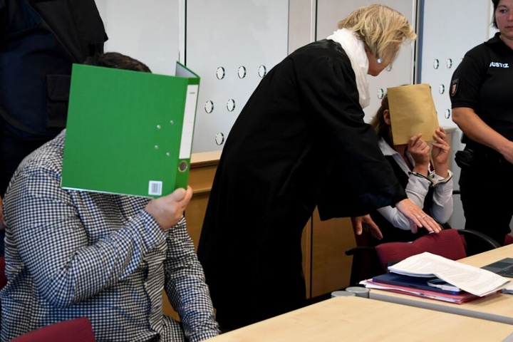 Die 37-Jährige und der 47-jährige Angeklagte sollen im April 2017 den damaligen Partner der Frau umgebracht haben.