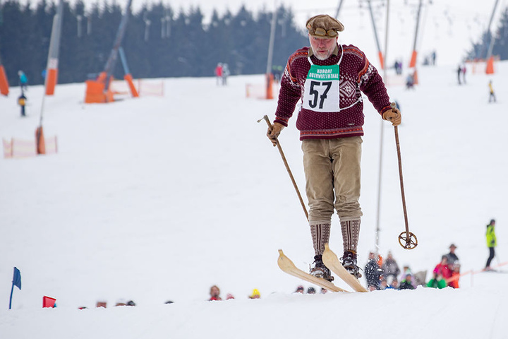 Abflug! Auch eine Schanze mussten die Nostalgie-Skifahrer bewältigen.
