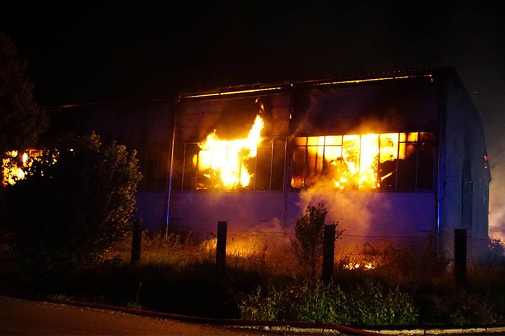 Die Feuerwehr will die in Flammen stehende Lagerhalle mehrere Tage lang kontrolliert abbrennen lassen.