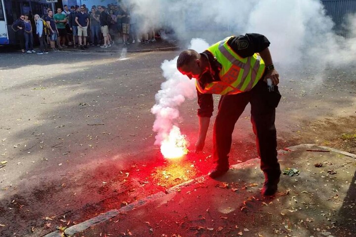 Die Polizei hatte mit abgefackelter Pyro-Technik zu kämpfen.