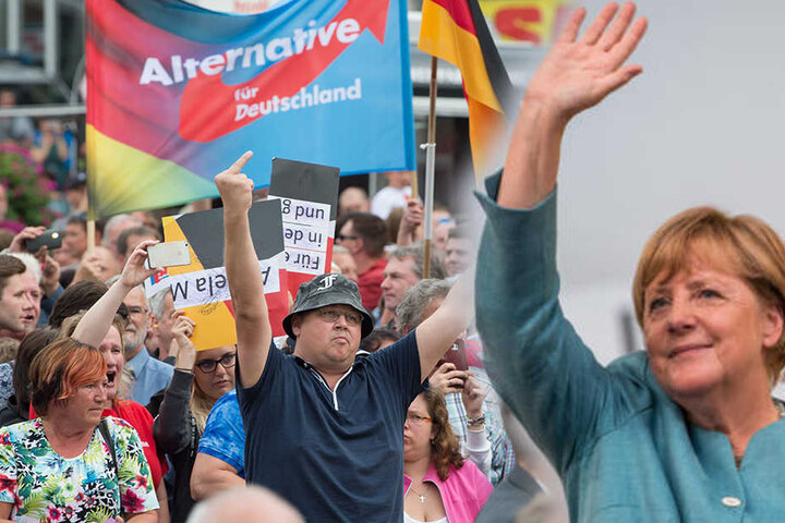 Über 100 Menschen empfingen die Kanzlerin in Annaberg-Buchholz mit einem Trillerpfeifen-Konzert und riefen "Haut ab, Haut ab!".