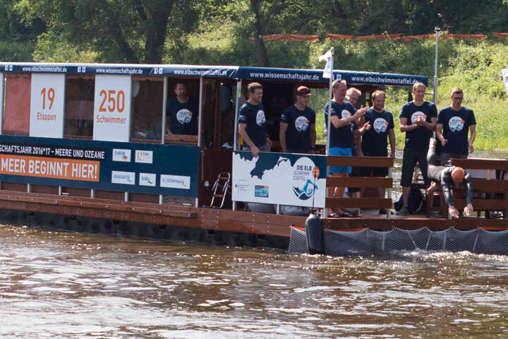 Gegen 10 Uhr sprang Matthias Wagner aus Pirna als erster Sportler in den Fluss.