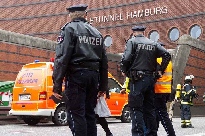 Beim Verlassen des Elbtunnels endete ein Überholmanöver in einen heftigen Crash (Symbolbild).