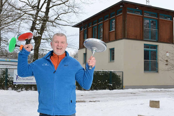 Chefkoch Jens Budde hat den Eisstock ins Rennen geschickt.