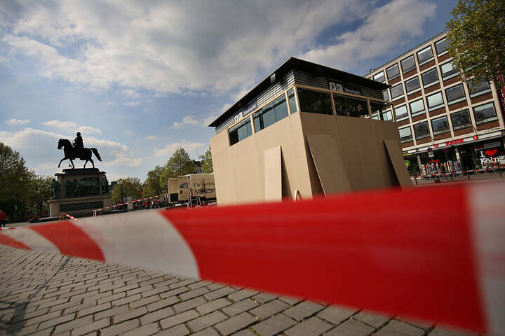 Vorsorglich wurde auch schon der Eingang zum Parkhaus vor dem Hotel mit Holzbrettern abgeriegelt.
