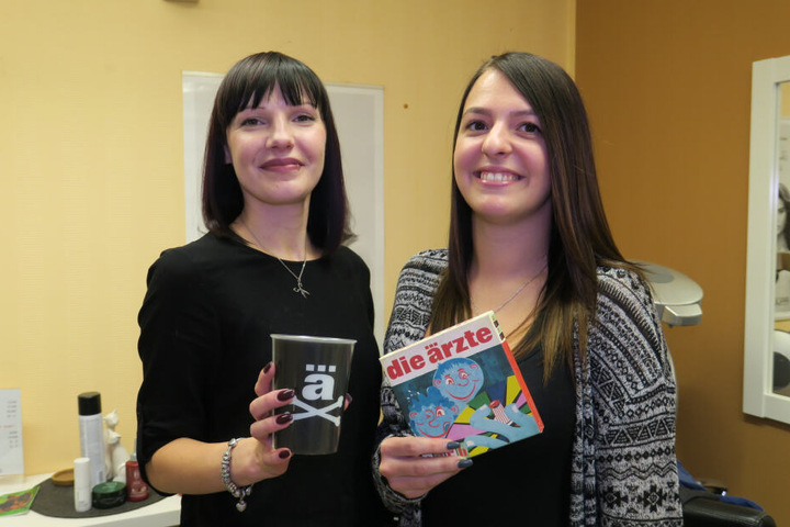 Heike Vogel (33, l.), Inhaberin des Zwickauer Frisörsalons "Haarschwung", und ihre Kollegin Sophie Meirich (22) freuen sich auf das Comeback der "besten Band der Welt".