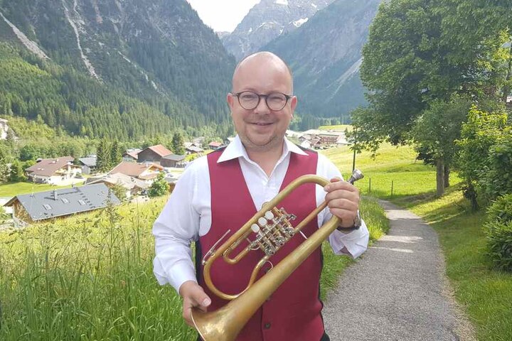 Da staunte der Straßenhändler in Jakarta: Frank Müller-Rosentritt spielte den Steigermarsch.